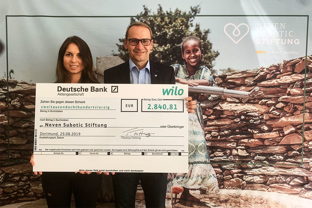 Aus den Händen von Thomas Fetting, verantwortlich für Analysis, Repair & Recycling bei der Wilo Gruppe, nahm Shari Malzahn, Vorstand der Neven-Subotic-Stiftung, den Scheck über 2.840,81 Euro entgegen.